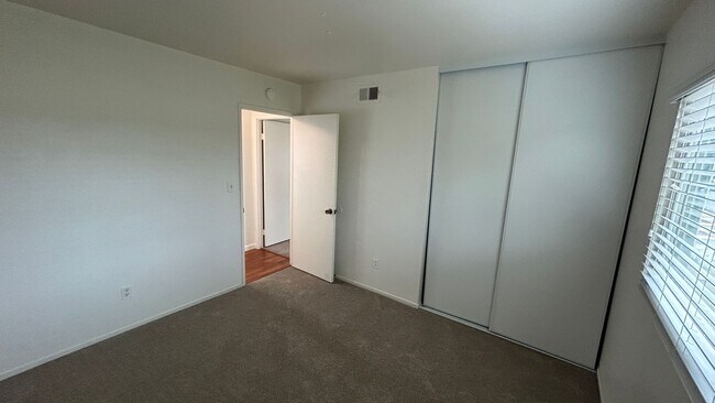 Building Photo - Charming 3-Bed, 2-Bath Home with Spacious ...