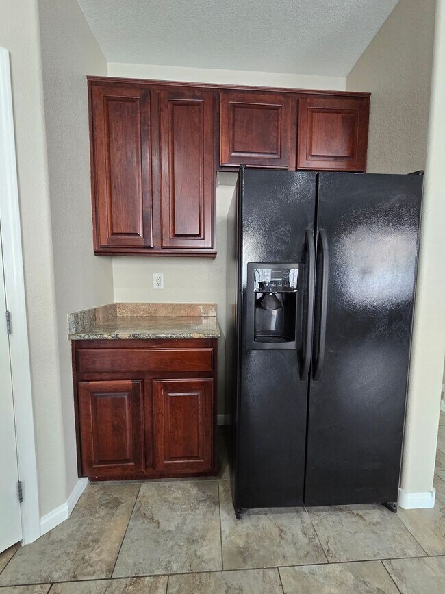 Building Photo - 5 BED, 2 1/2 BATH, 2 STORY HOME!!