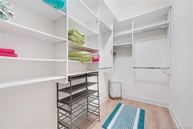 Building Photo - 521 NE Abaca Way