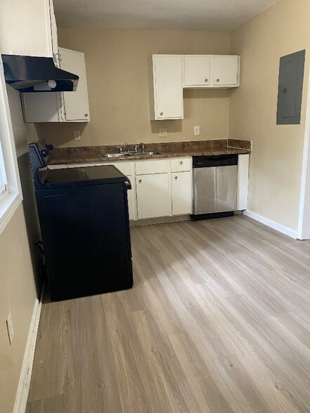 Building Photo - 1627 Line Cir