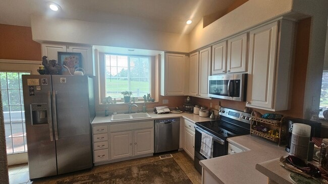 Building Photo - 2 bedroom Ranch townhome backing to Thornc...