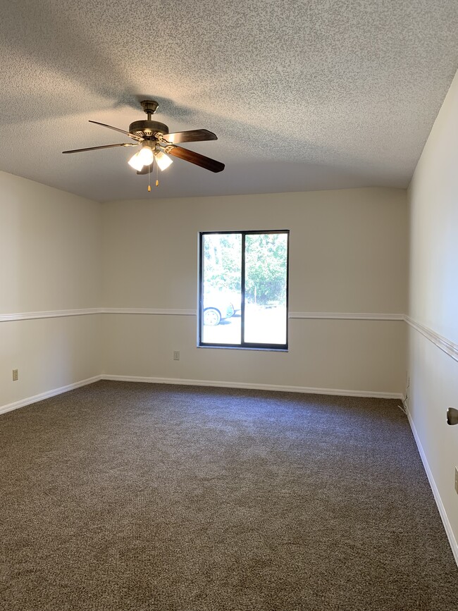 Building Photo - 3/2 in DeLand on a large corner lot! $1,75...