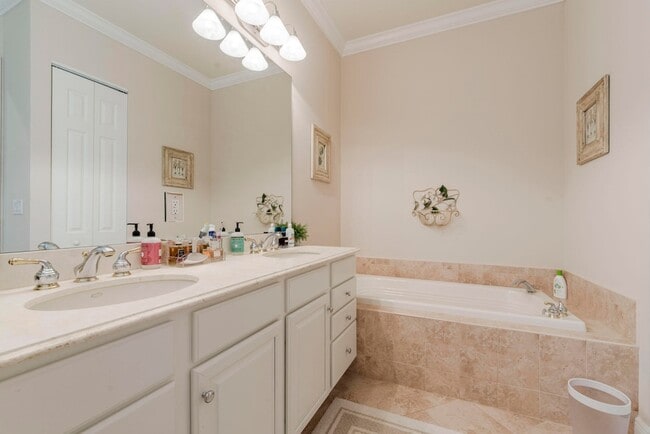 Building Photo - 106 Renaissance Dr