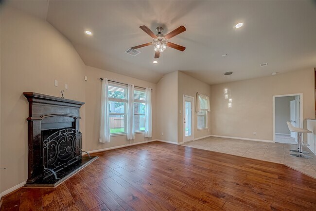 Building Photo - 2431 Garden Falls Dr