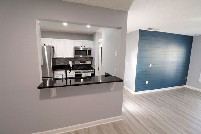 Building Photo - Newly renovated first floor condo! 2 bedrooms