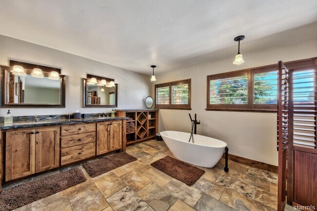 Building Photo - Beautiful pet friendly home with amazing views and private boat dock avail. Now! W/ lots of extra...