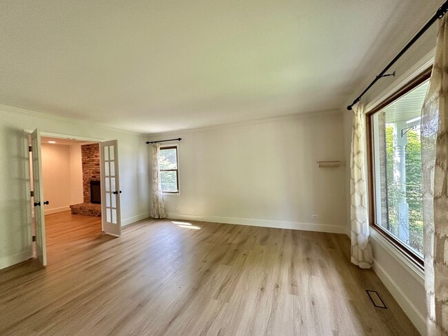 Building Photo - 1525 Westglen Dr