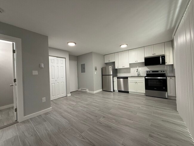 Building Photo - 565 Hyde Park Ave