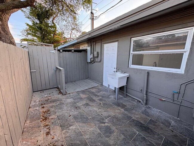 Building Photo - 3350 Powerline Rd