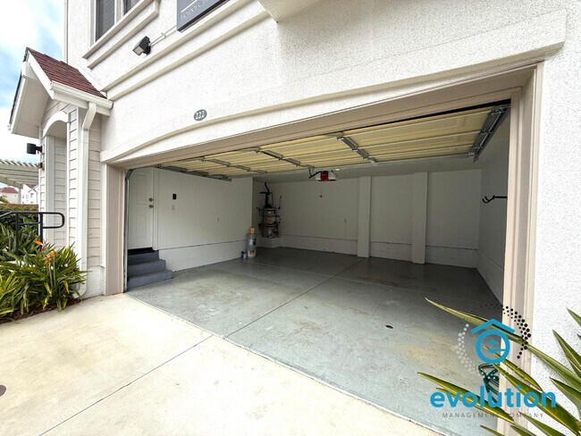 Building Photo - 810 Harbor Cliff Way