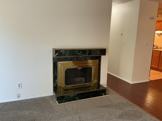 Building Photo - 2 Bedroom Upper Condo with parking
