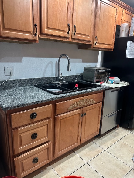 Building Photo - 1444 W 8th St