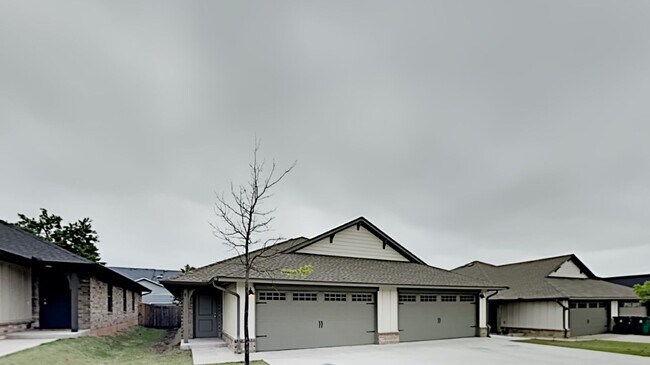 Building Photo - 2 Bedroom 2 Bathroom 2 Car Garage Duplex Close to Broadway Extension and 8 Minutes from Downtown OKC
