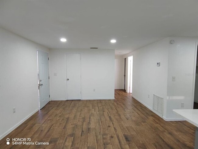 Building Photo - 1103 33rd Ave W