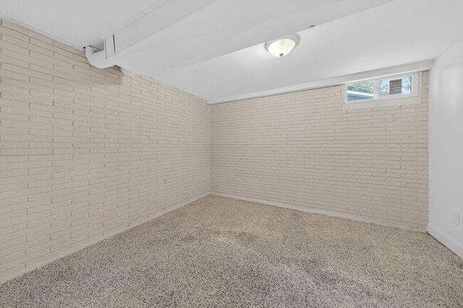 Building Photo - 706 S 15th St