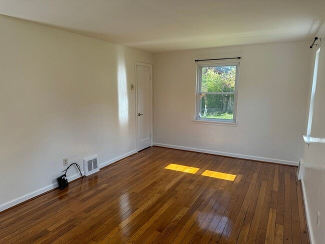 Building Photo - Completely Updated, Open , Quiet House in Oakmont!