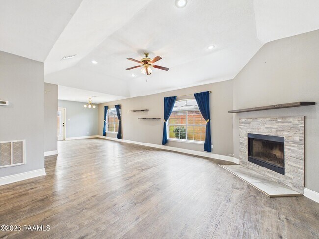 Building Photo - 115 La Rue Vil