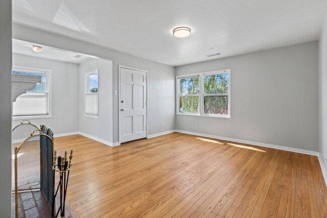 Building Photo - Pet Friendly 3Bd/2Ba Single-Family Home