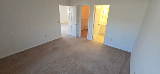 Building Photo - Prime Location – Just Minutes from Lake Su...