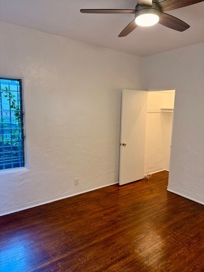 Building Photo - 2166 Beachwood Terrace