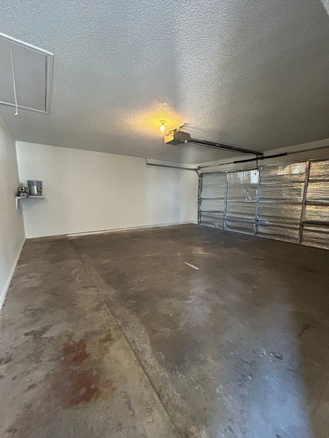 Building Photo - Beautiful Duplex in Esmond Estates