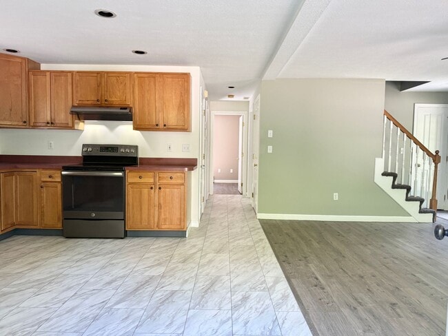 Building Photo - Sunny & Spacious 4 bedroom home