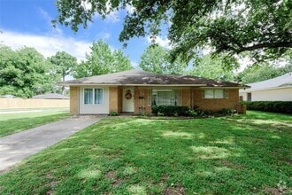 Building Photo - 2114 Hewitt Dr
