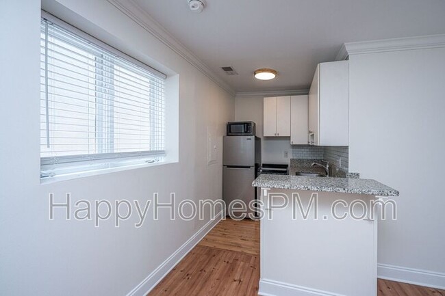 Building Photo - 338 King St