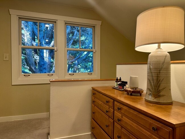 Building Photo - Gorgeous Maple Leaf Property - Huge Yard a...
