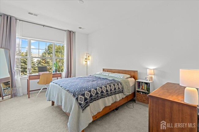 Building Photo - 33 Veterans Wy