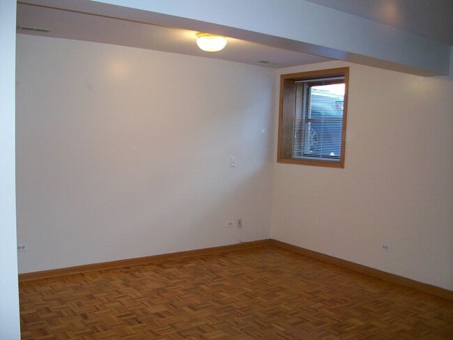 Building Photo - Large 3 bed/ 2 bath garden unit Available July 1
