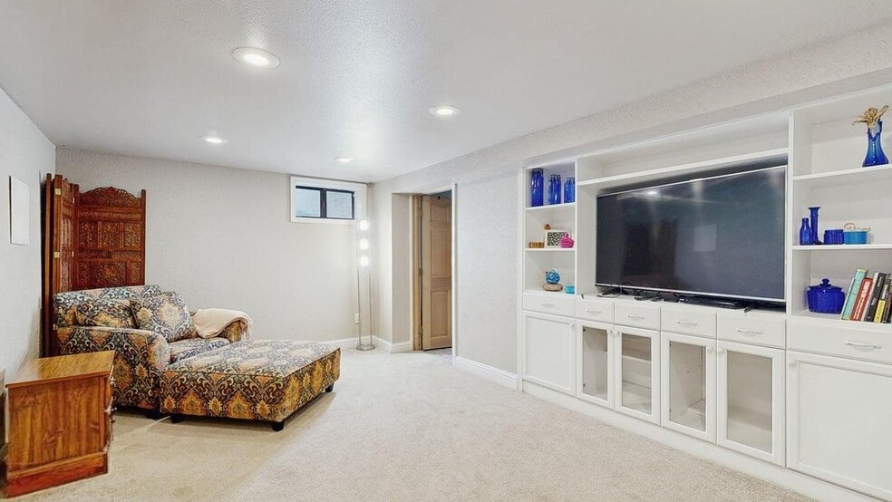 Building Photo - Cozy home with fenced yard and hot tub in NE Portland