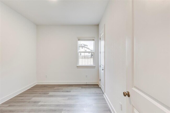 Building Photo - 2000 Kit Cir