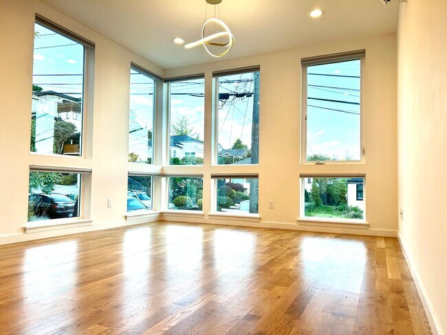 Building Photo - Magnolia newer 2Bed 2Bath Townhouse with Rooftop Deck