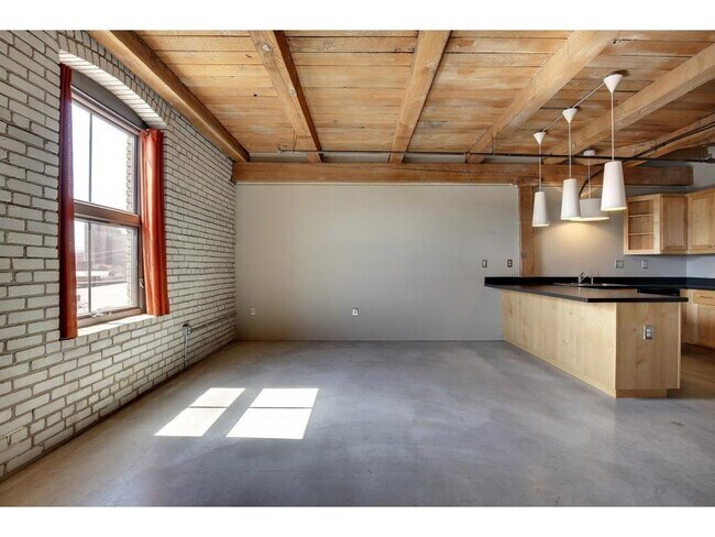 Building Photo - 127 5th St NE