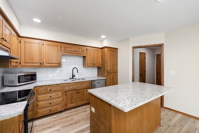 Building Photo - House for Rent in Lakewood Village Community
