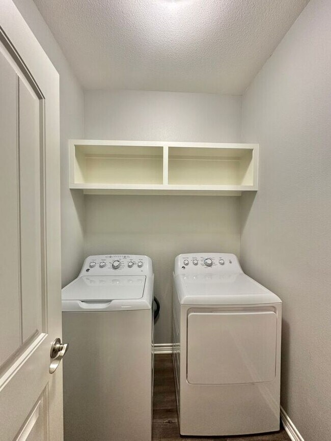Building Photo - Available Now! 3 Bed 2 Bath in Flint!