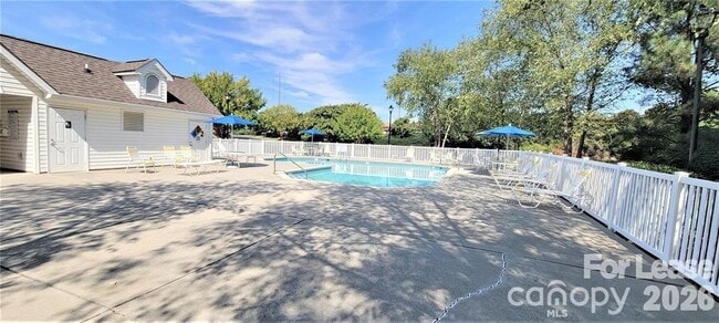 Building Photo - 915 Par One Ct