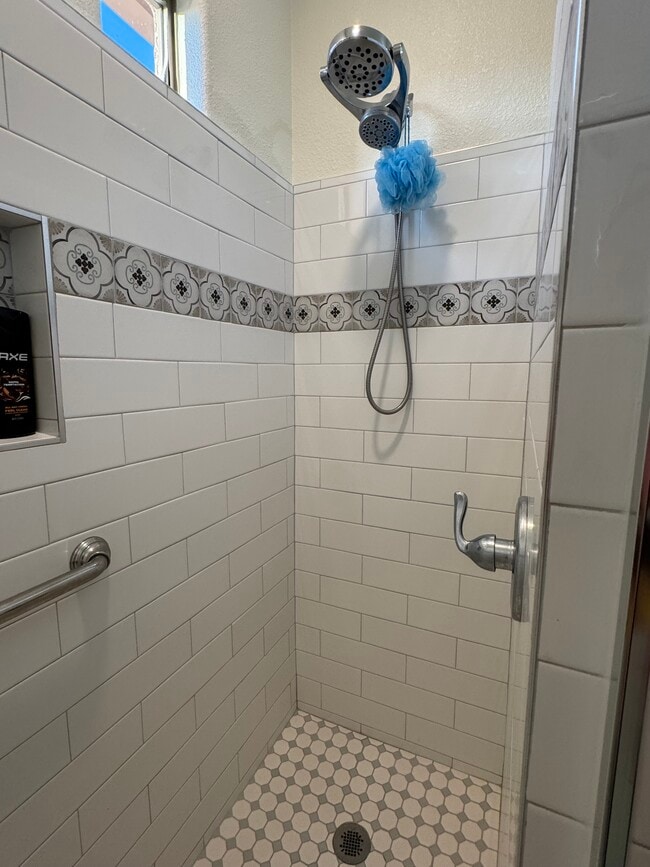 guest bath - 1251 E Runaway Bay Dr