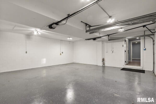 Building Photo - 1900 E Knox St