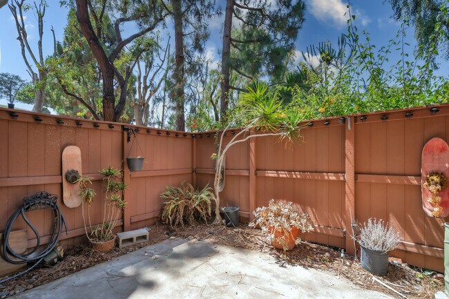 Building Photo - 11260 Overland Ave