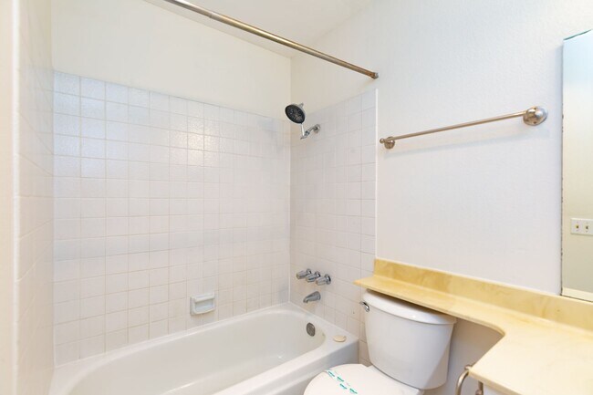 Building Photo - *** MUST SEE 2/2.5 TOWNHOME WITH TWO CAR G...