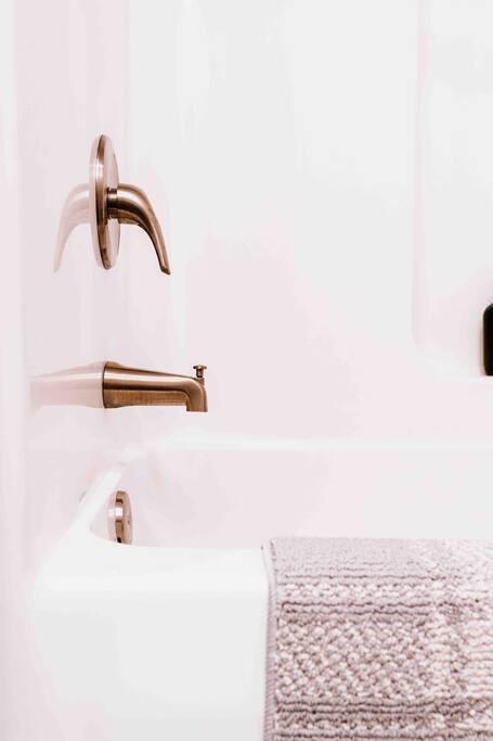 Building Photo - 406 NW Retreat Ln