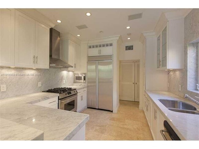 Building Photo - 745 Lakeview Dr