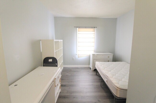Building Photo - 706 Greenbriar Dr