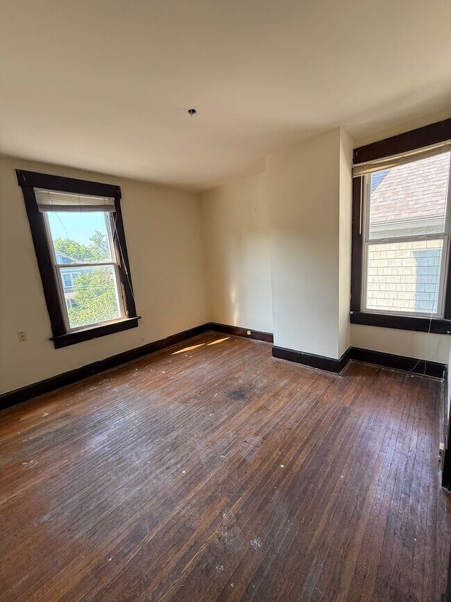 Building Photo - 3 bedroom 1 bath single family home with yard.