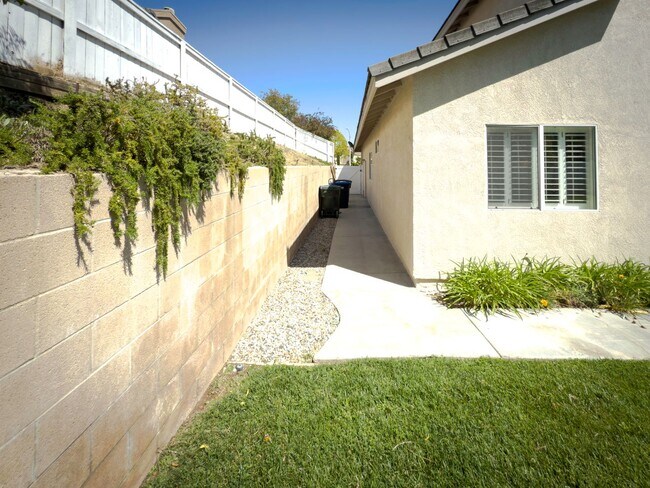 Building Photo - RARE 6 BEDROOM HOME FOR RENT IN OPTIMUM LO...