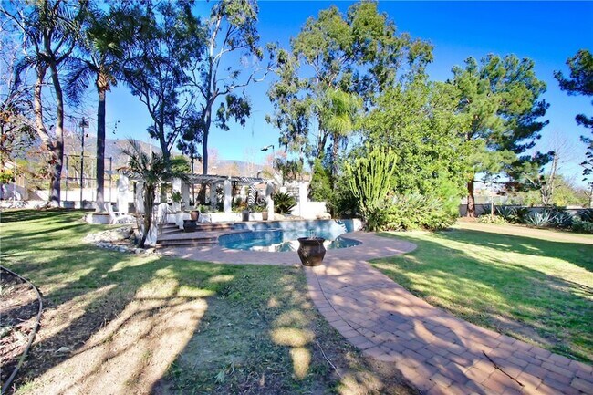 Building Photo - 10818 Hillside Rd