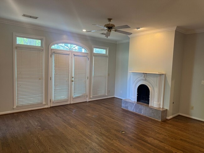 Building Photo - Lovely Cottage with Garden Courtyard
