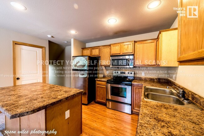 Building Photo - 2828 W Hillshire Dr